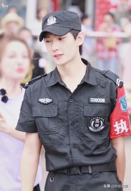  曝光|杨洋最新路透曝光，帅气坚毅俊朗有型，粉丝直呼最帅保安