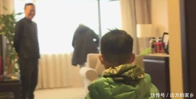  曝光|嗯哼、小山竹去找泡芙，无意间闯入吴尊房间，吴尊老婆正脸曝光