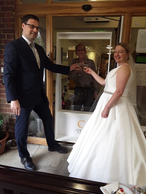 爷爷|婚礼当天 新娘穿婚纱开车3小时去看望爷爷