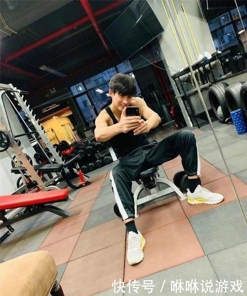  李子|李子峰啥来头？柳岩对他表白刘宇宁成迷弟，中餐厅节目直接预订他