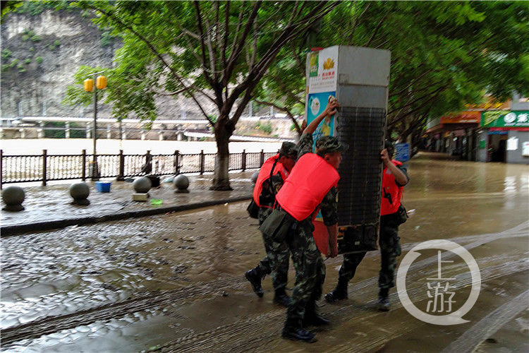  大宁河|大宁河水位暴涨致数十间商铺被淹，现场有这样一群身影……