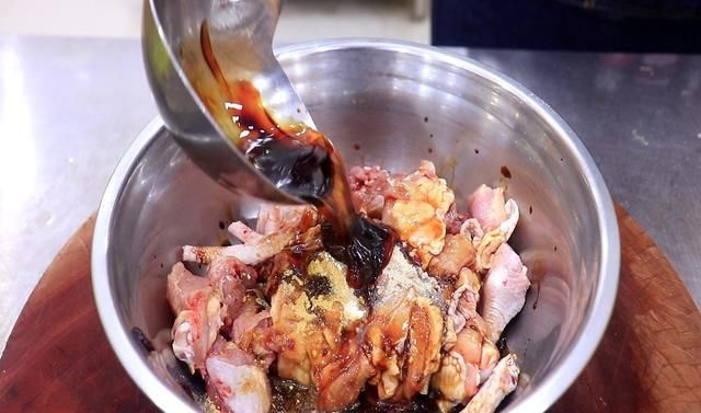  饭店|炖鸡时，有人焯水、有人直接炖？教你饭店的1招，鸡肉更香更有味