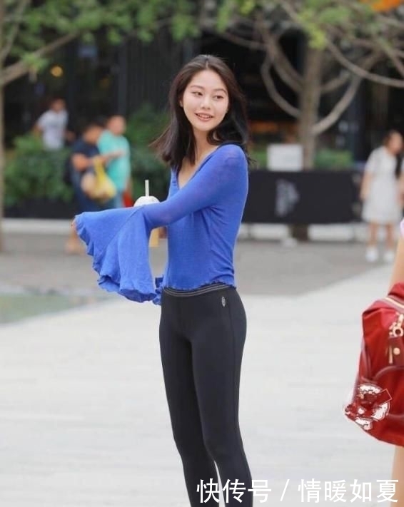 喇叭|妹子为喇叭袖“代言”,微风吹拂袖口舞动,完全让人挪不开眼