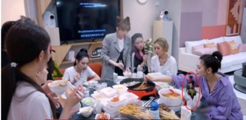  扒出|《浪姐》张雨绮吃火锅！桌上2瓶酒价格被扒出？网友：打扰了！