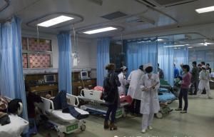  喝水|抢救室内，伤者口渴想喝水，医生一下把水打翻在地