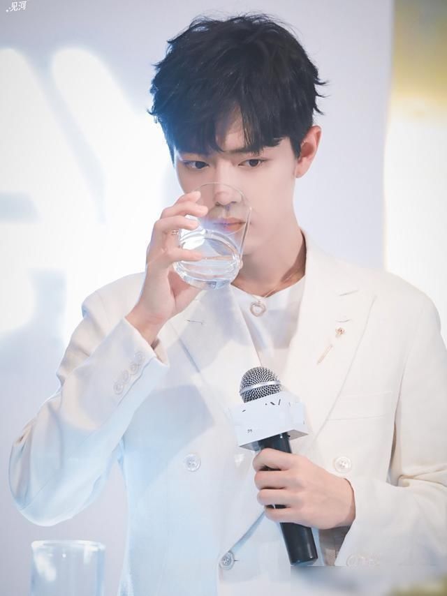  肖战|湖南娱乐发布肖战视频花絮：喝水可爱到犯规，《余生》定档播出？