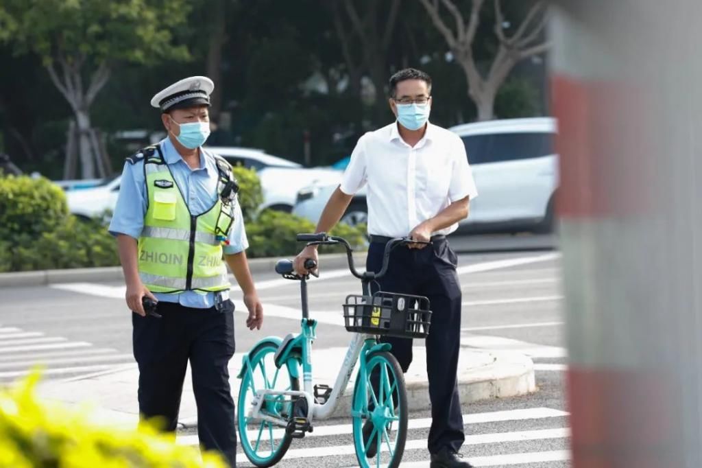 车占用机动车道行驶|美丽海沧，只因这些摆渡人在默默坚守...