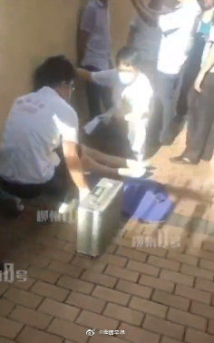  惊险|惊险！柳州一女子被高空坠下的长钉砸中头部，还抱着婴儿