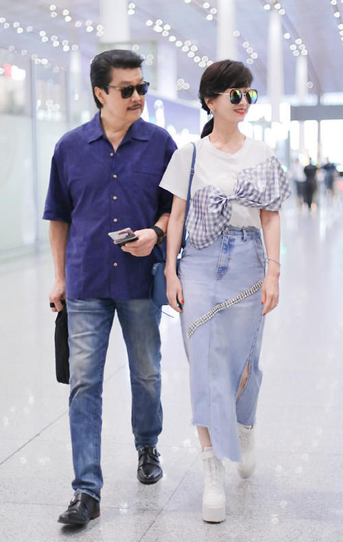  机场|赵雅芝走机场，穿抹茶色的长衫似回青春，女生就该怎么美怎么穿！