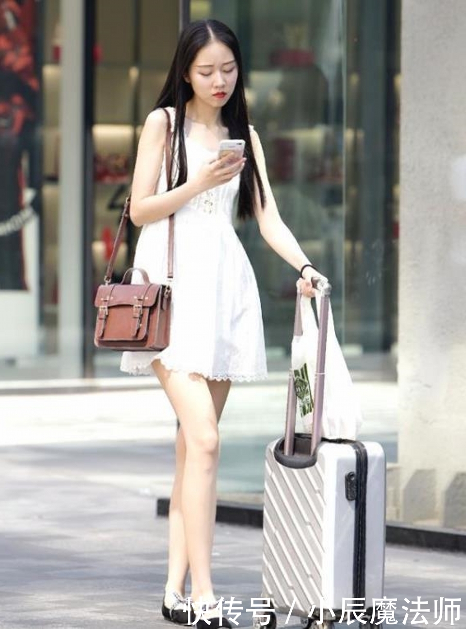 头发|路人街拍，美女撩头发的姿势，看上去十分的让人心动