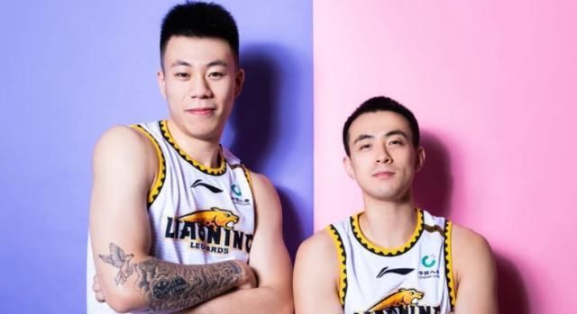 写真|赛前拍写真!辽篮队内很和谐,老大哥很淡定