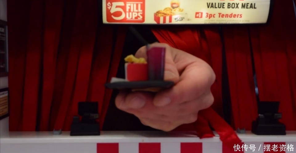地上|世界最小的肯德基店,一份炸鸡比手指还小,还得趴在地上取餐