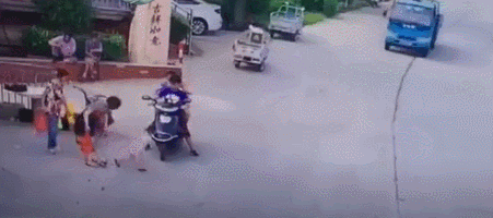  目睹|警醒！3岁男童横过马路被撞飞，家长目睹惨剧发生…