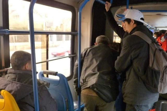 倚老卖老|奶奶抱熟睡孙女上公交，周围乘客熟视无睹，之后老人动作让人心酸