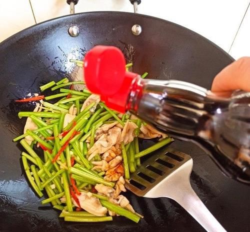  好吃|蒿子杆炒蛏子，蒿子杆脆嫩，蛏肉鲜香，好吃又下饭