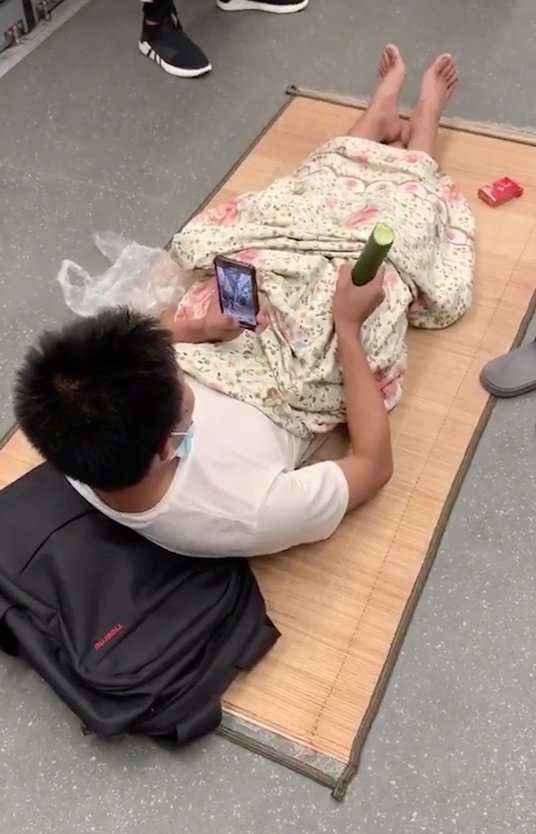 流量|95后地铁里劈叉赚流量？警方出手了！还不止一例……
