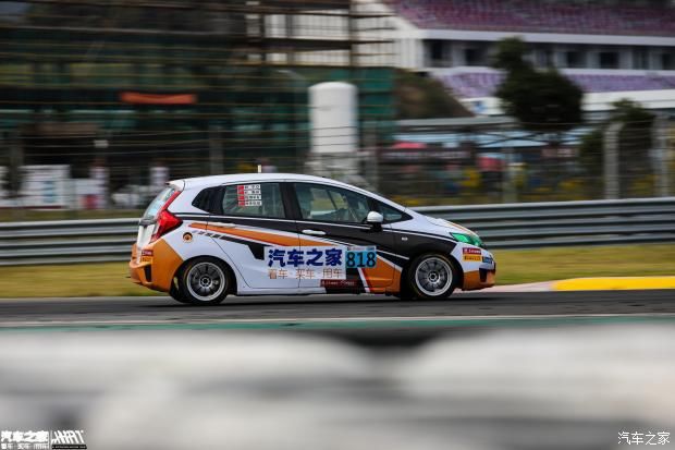 转向|601号赛车被撞，轮圈缺一块还能完赛。818号赛车突然无法转向