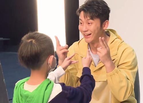 郑恺|跑男家族被小女孩捏脸,郑恺一脸嫌弃,蔡徐坤的反应却尽显宠溺