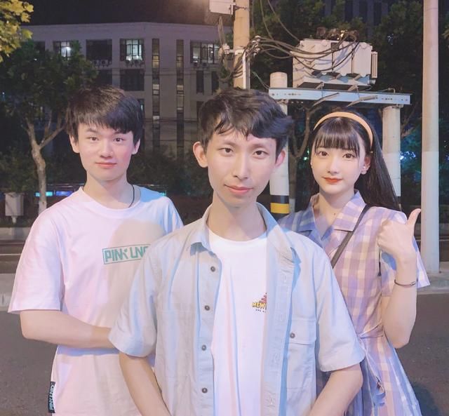  龙虾|梦泪与KPL解说瓶子、琪琪一起吃龙虾，吃饱之后，梦泪的一个举动太暖心了