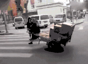 GIF|搞笑GIF：卖菜的不应该都是大妈吗？为什么这位小姐姐这么漂亮？