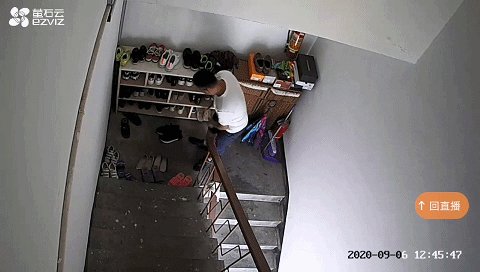 留下|连内裤都是偷来的,男子全身上下都是偷的,穿走别人的名牌运动鞋后还留下自己的臭鞋