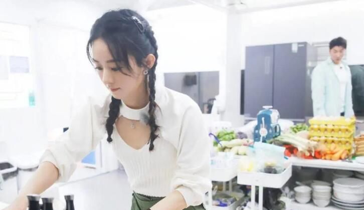  官徽|《中餐厅》官徽向赵丽颖道歉，工作室发声明回应！