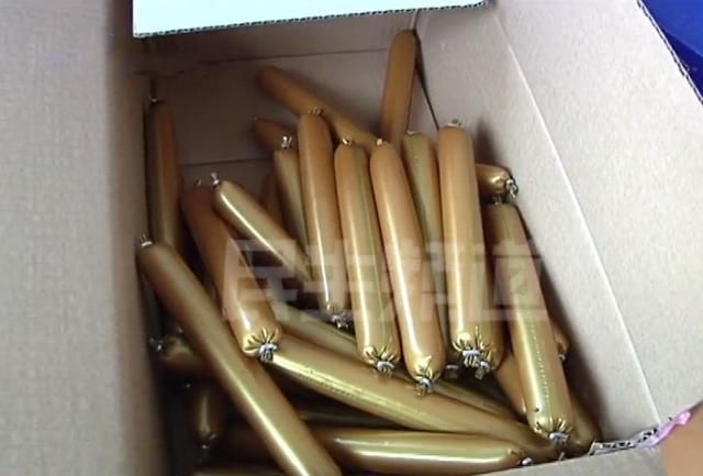  男子|男子买整箱火腿肠竟有两种包装 超市老板接连打开两箱：日期都没有