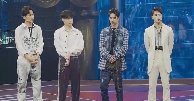 王一博|王一博穿双层裤子,一层裤腰挂在大腿根儿,要做中国贾斯汀比伯?