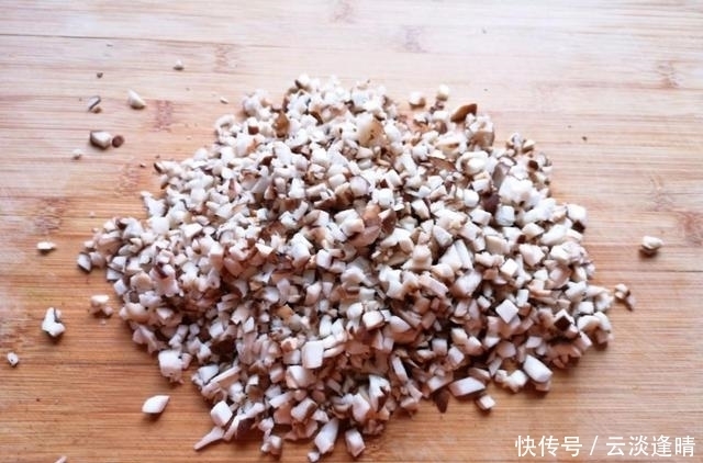 面条|秋季吃面条不如吃饺子,香菇与虾仁搭配在一起,鲜香可口