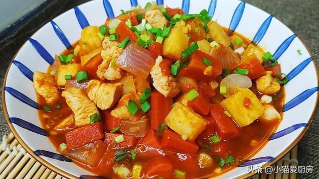 土豆|土豆和胡萝卜还能一起这么做,加上鸡胸肉和洋葱,味美好吃特解馋