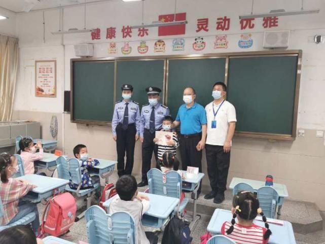 指定地点领|我在售票处捡到100元 把它交到警察叔叔手里面