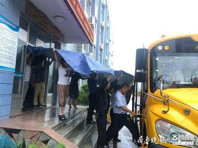  爱心长廊|虎山镇中心完小 风雨中最美丽的身影