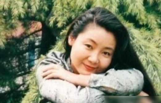 初恋|嫁给“小白脸”初恋,但别无选择,只能吃萨日娜的“软饭”六年