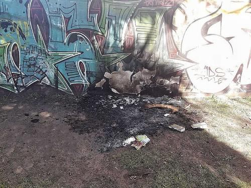  市中心|流浪汉睡在市中心的街角，凌晨被人打伤后活活烧成焦炭