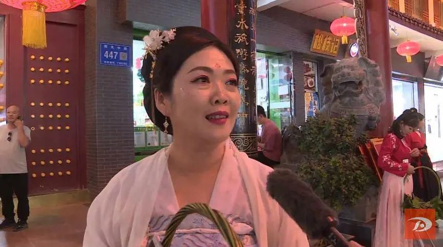  夜市|炫｜体验汉服汉礼 敦煌夜市上演“穿越”秀