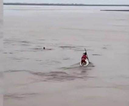  划桨|小伙划桨板27秒黄河中救人被质疑，是想让英雄流血又流泪吗？