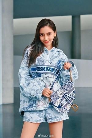  翻脸|赵丽颖翻脸Angelababy！捡5个月前穿过旧衣暴怒…台面下恩怨曝光