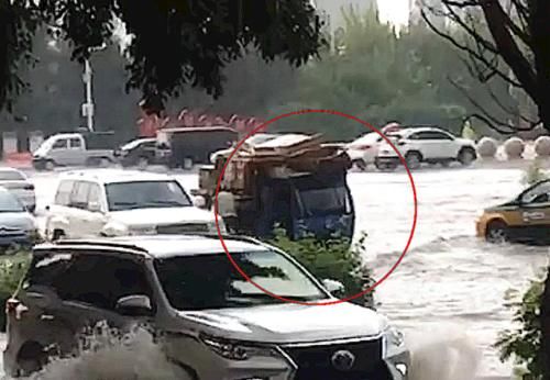  人心|天降暴雨，越野车堵住废品三轮车，下一幕温暖人心