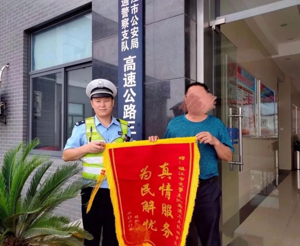  新区东收费|情况非常危险！一司机操作不当在高速大港枢纽匝道撞上道路护栏......
