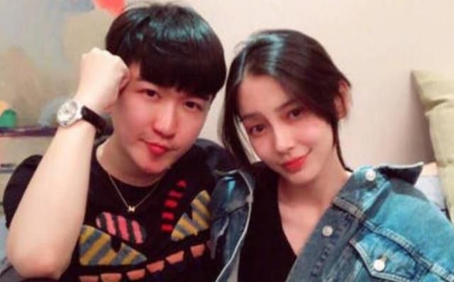  黄晓明|跑男baby跟嘉宾合影都是微笑脸，不是黄晓明，而是仅同台一次的他