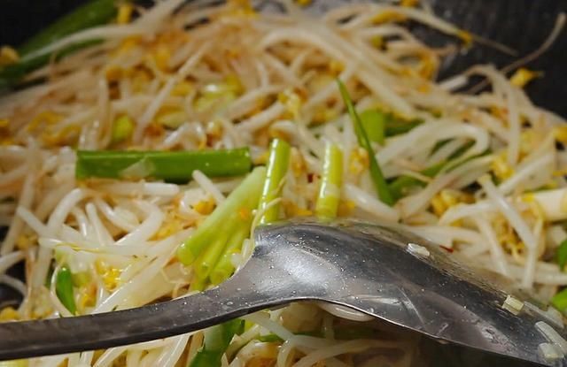  爽脆|炒豆芽，豆芽先下锅就错了！难怪豆芽不爽脆，大厨：这样做才对
