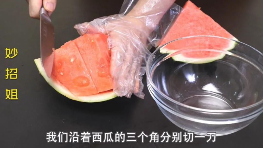  西瓜|用这个方法切西瓜，吃完不脏手不流汁，大家都夸好！