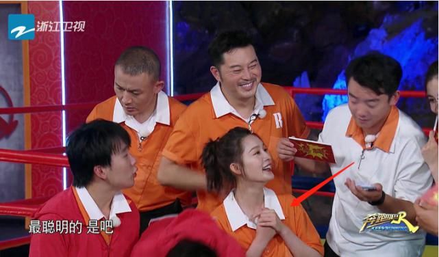  领口|《奔跑吧》李沁嫌衣服领口太大，谁注意到她的救场方式？难怪会火