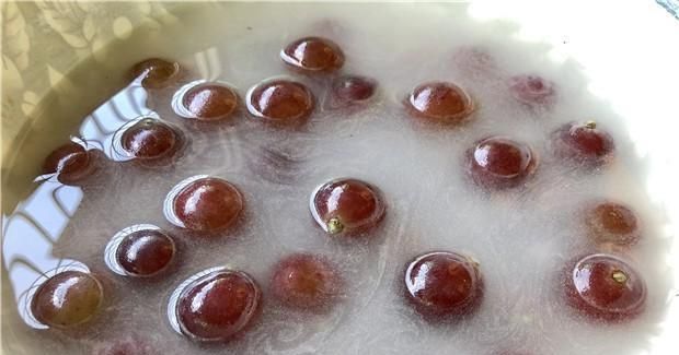 农药残留物|洗葡萄时,用盐水洗等于吃虫卵,教你正确洗法,好吃又卫生