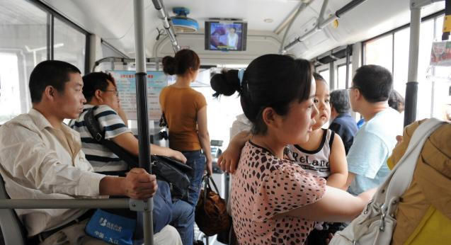 强制|4岁女孩被强制在公交车上让座，妈妈竟如此回怼，网友：这是亲妈