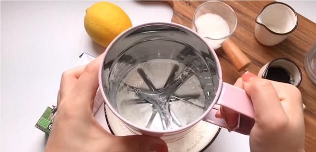  详细|奶牛色的毛巾卷你吃过吗？速来围观2人食网红烘焙详细教程