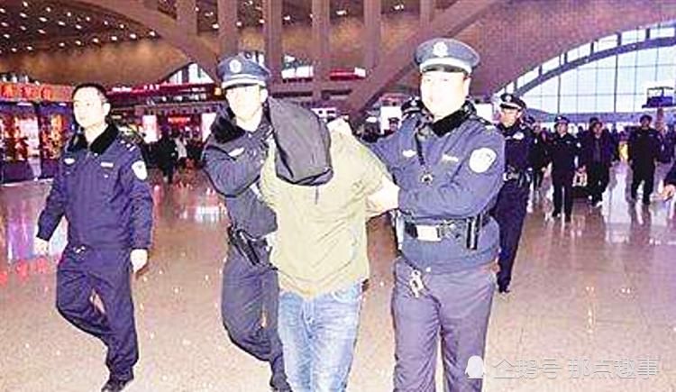 劫匪|5名持枪劫匪射穿女子脑袋,抢劫银行运钞车79万,凶犯潜伏法院22年被抓