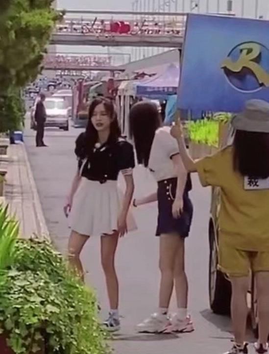 娜娜|欧阳娜娜吴宣仪同时上《奔跑吧》,看到两人的造型,是在比谁的腿更长吗?