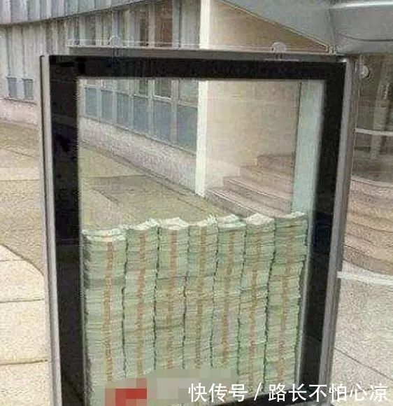 顾客|老板为吸引顾客进店，门口立大牌，砸碎玻璃就奖三百