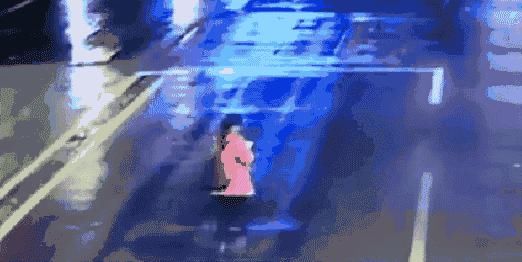  男子|仙游一男子骑车玩手机，差点把命给丢了！高清视频曝光...